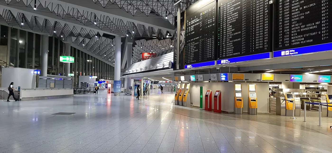 Abflughalle im Terminal 1 des Flughafens Frankfurt