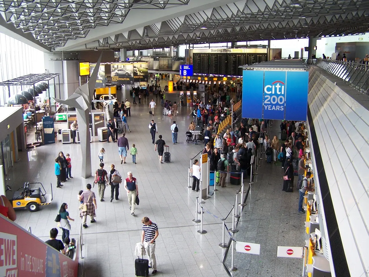 Reisende in der Abflughalle B am Flughafen Frankfurt
