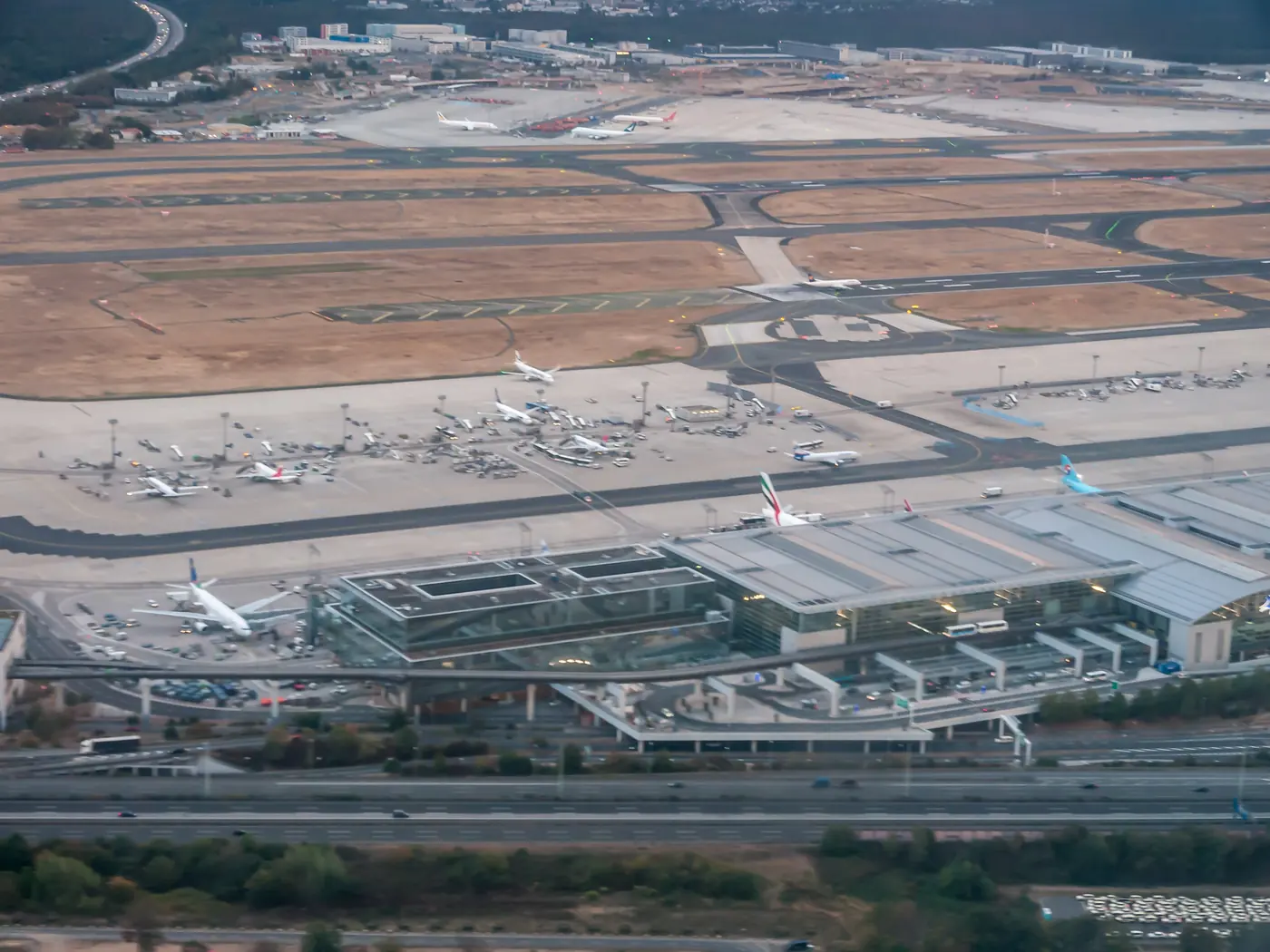 Luftaufnahme des Flughafens Frankfurt mit Terminal 2