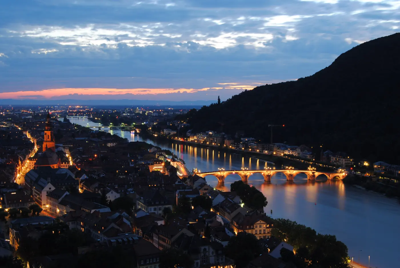 Heidelberger Altstadt mit Alter Brücke in der Abenddämmerung