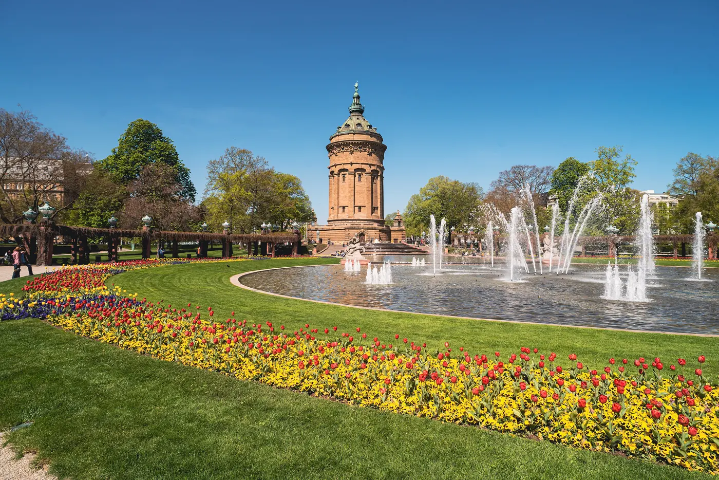 Wasserturm am Friedrichsplatz in Mannheim mit Wasserspielen